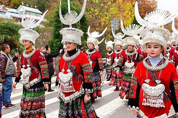 苗族女神像《仰阿莎》意為「清水姑娘」，是一首苗族長篇愛情敘事