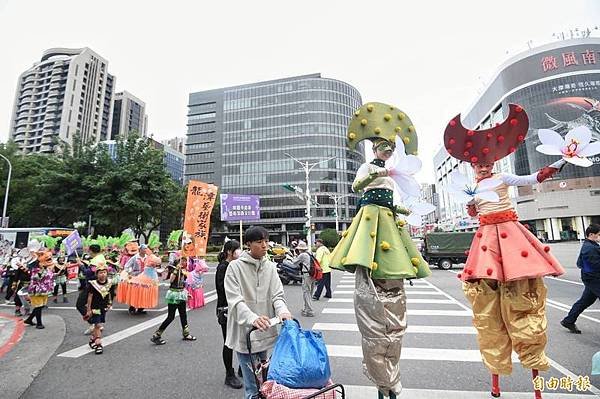 臺灣客家人所使用的客家話「四海永樂大平安」「四海大平安」+，