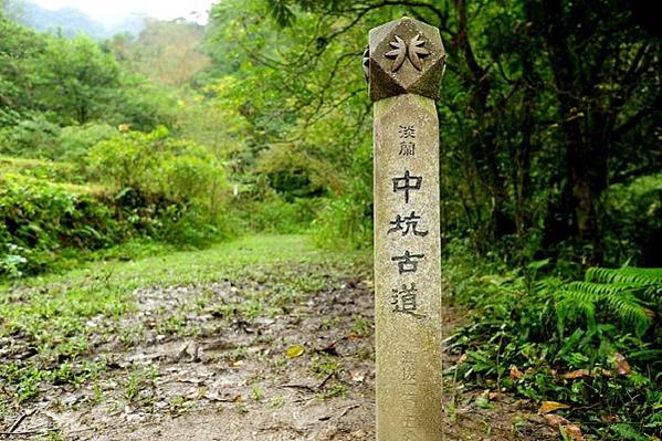 台灣老照片/頭角崢嶸--嬰兒搖籃/螃蟹蟹螯夾住鱸鰻，意味「二