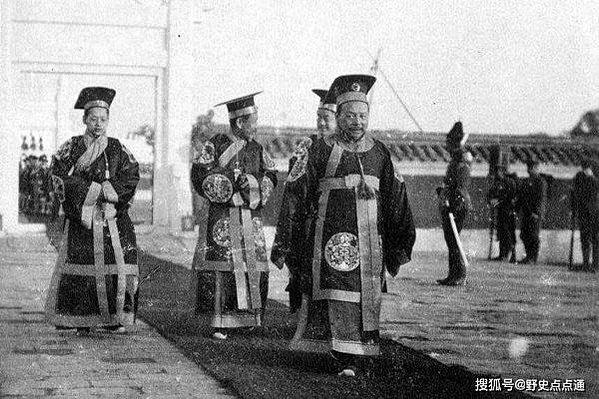 袁世凱被視為革命黨和滿清朝廷之間唯一的調停人和國家的救星，1
