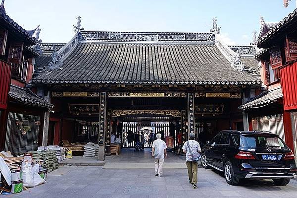 800px-The_Temple_of_the_Town_Deity_in_Shanghai_02_2015-09