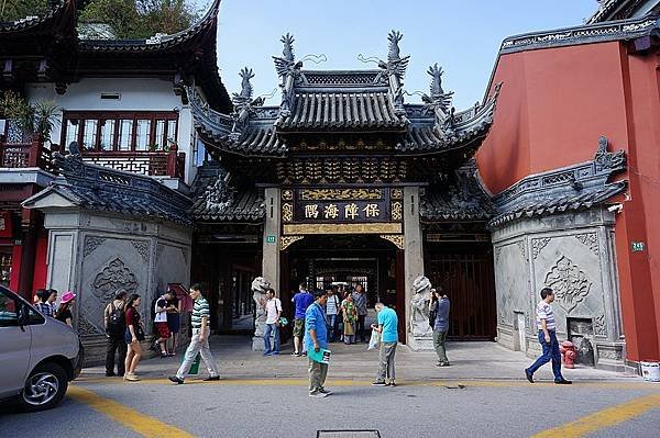 800px-The_Temple_of_the_Town_Deity_in_Shanghai_01_2015-09