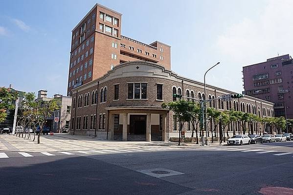 800px-Old_and_new_buildings_of_Taipei_City_Police_Department_Datong_Precinct