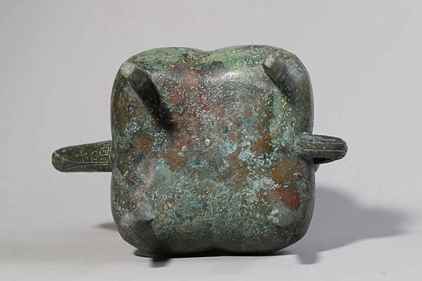 青銅卣/卣（音「友」）一種古代酒器，常見於商朝和西周時期，在