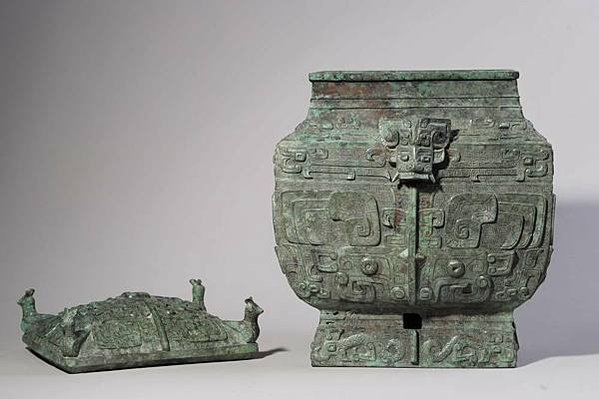 青銅卣/卣（音「友」）一種古代酒器，常見於商朝和西周時期，在