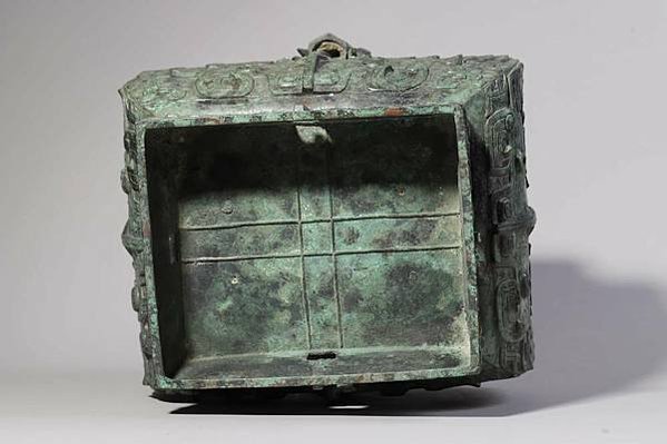青銅卣/卣（音「友」）一種古代酒器，常見於商朝和西周時期，在