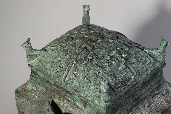 青銅卣/卣（音「友」）一種古代酒器，常見於商朝和西周時期，在