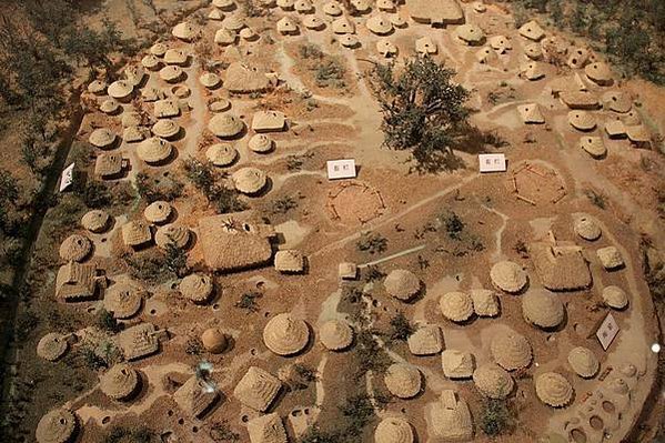 800px-Jiangzhai_settlement_model,_Yangshao_culture,_Lintong,_Shaanxi