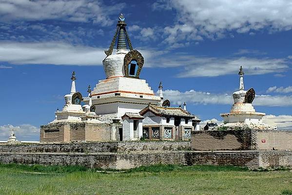 800px-Złota_Stupa_w_klasztorze_Erdene_Dzuu_01