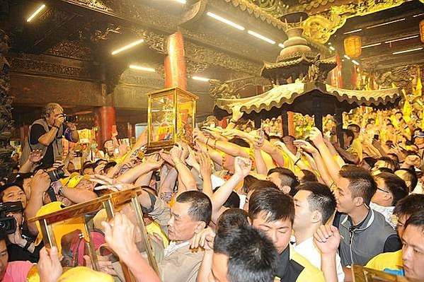 800px-張善政出席大甲鎮瀾宮媽祖遶境進香回鑾安座儀式_04