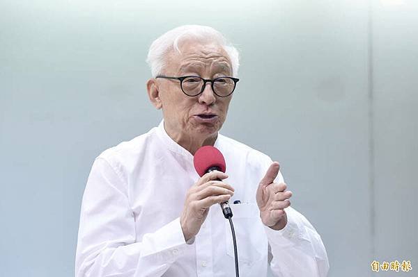 「八不居士」曹興誠：「不大不小企業家，不多不少收藏家，不高不