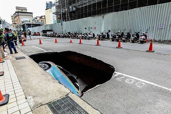 竹北天坑「520建案自救會」「豐采520」建案周邊道路至今共
