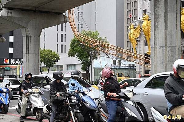 台中捷運意外-中捷月台有設置「緊急斷電按鈕」卻不用/中捷行控