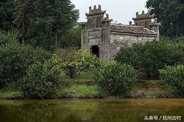 亭式牌坊-牌坊式路亭-牌坊明間從上至下的字板分別刻有「聖旨」