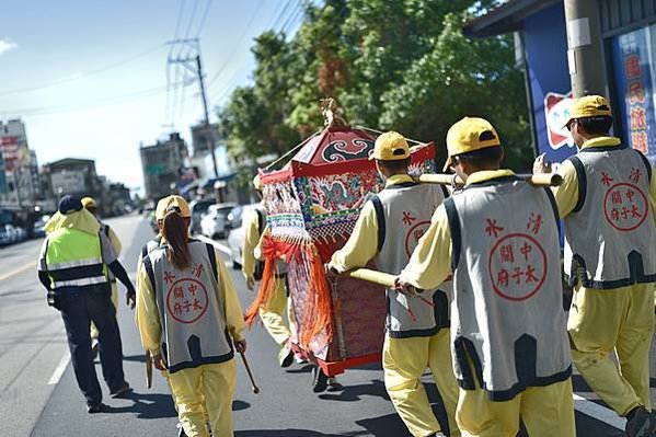 愛不分宗教清水開基中關太子府宮廟將信徒點燈費捐贈基督教惠明育