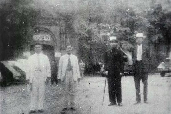 臺灣光復致敬團丘念臺定名為「感恩團」成立於1946年8月，乃
