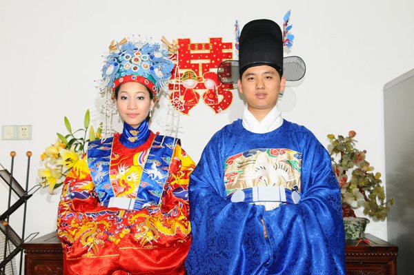 清日早期台灣的婚禮-新郎禮服本為正七品官的官服，使用時須繳納