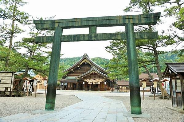 出雲大社「結良緣」聞名：求良緣必訪結緣神社-神社境內的兔子雕