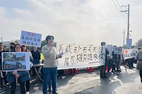 新竹縣湖口鄉東興村民抱怨，原來純樸優美的農村，自從長威砂石場