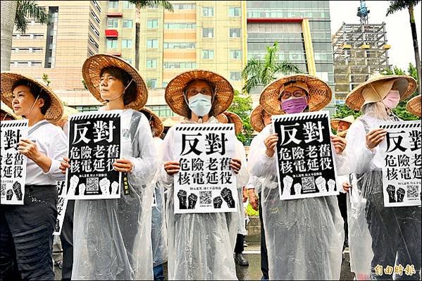 全國廢核行動平台在其臉書上發起「溫柔堅定的力量：立法院靜走繞