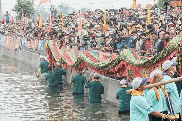 嘉義縣布袋鎮新塭嘉應廟舉行「衝水路迎客王」祭典，轎夫們扛神轎