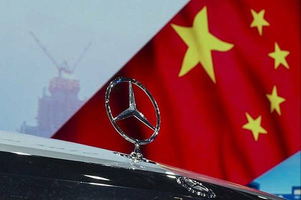 德國汽車大廠賓士（Mercedes-Benz）卻始終不改集團