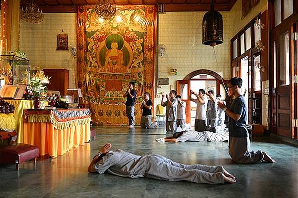 拜懺法門 平時我們衣服骯髒了，用水洗一洗就乾淨；地上污穢零亂