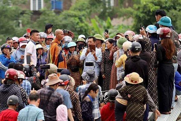 頭陀/托缽僧，本指依靠飯缽乞討生存的宗教苦行者，現在指不積蓄