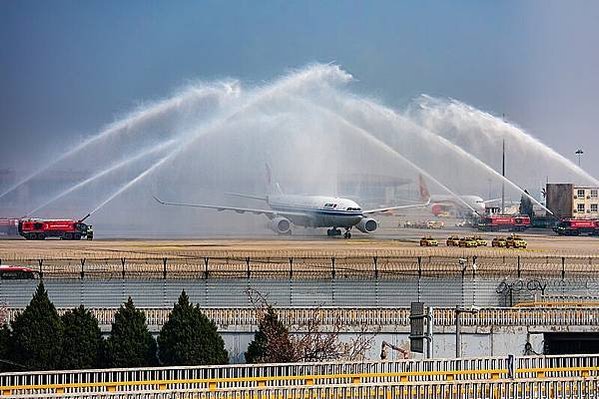 灑水禮/軍刀拱門/水門禮（water salute）是交通運
