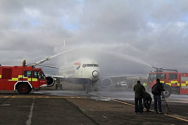 灑水禮/軍刀拱門/水門禮（water salute）是交通運