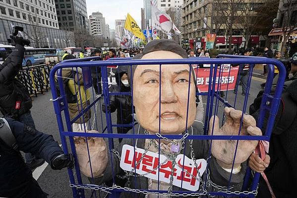 南韓總統尹錫悅於 12 月 3 日晚間宣布緊急戒嚴，僅維持約