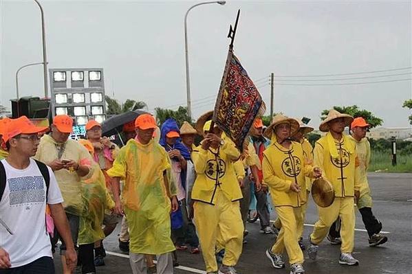 進香放頭旗/香擔/ 放頭旗→登轎→出發→到北港→拜天公─進火