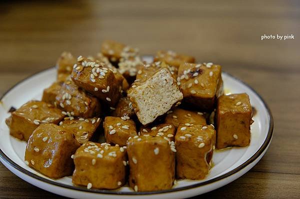 【草屯 艾麵館】二代傳承的古早味，文青風格新店面有冷氣更舒適