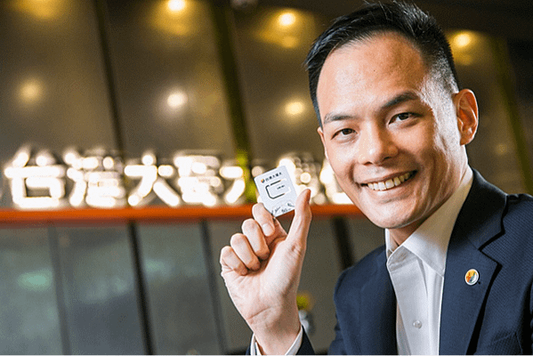 台灣大總經理林之晨親自開箱全台首張5G SIM卡