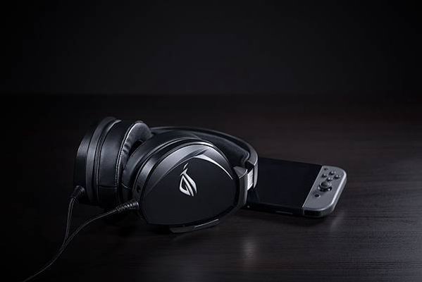 ROG Theta Electret 提供跨平台支援，包括 PC、Mac、行動裝置、PlayStation 4、Xbox One 以及任天堂 Switch。
