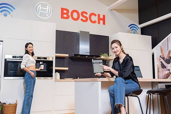 BOSCH不僅能跨越距離遠端便利操作，貼心的人性化使用介面，直覺式指引，零門檻輕鬆獲得精緻生活，透過智慧連線，超越距離為生活加溫。