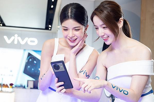 作為X系列十年里程碑之作，vivo X80雙晶片旗艦手機搭載全台首款聯發科技天璣9000與vivo獨家訂製V1+專業影像晶片