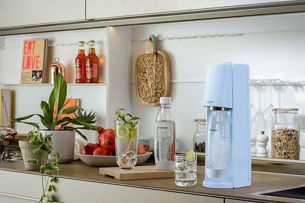 〈新聞照片三：sodastream 新款氣泡水機TERRA系列，加大按鈕設計，輕輕按壓使用不費力，輕便不需插電，野餐露營戶外活動必備神器。〉