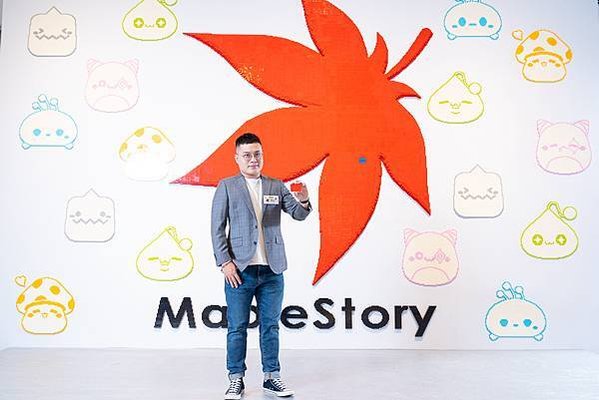 (圖片二) 《新楓之谷》產品經理周仕韜現場合成最後一塊楓葉樂高 象徵與忠實玩家們共同開啟新的冒險篇章
