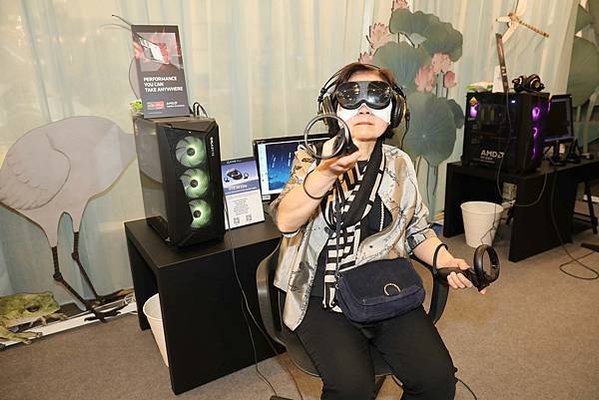 【圖說二】台灣公視前董事長陳郁秀使用HTC VIVE XR Elite及AMD 電競級 PC，體驗最身歷其境的 VR 內容
