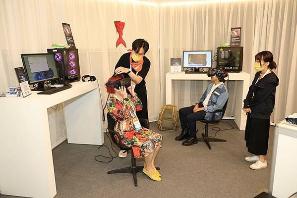 【圖說三】世界公視大展各國代表使用HTC VIVE VR頭盔及AMD 電競級 PC，體驗VR內容。