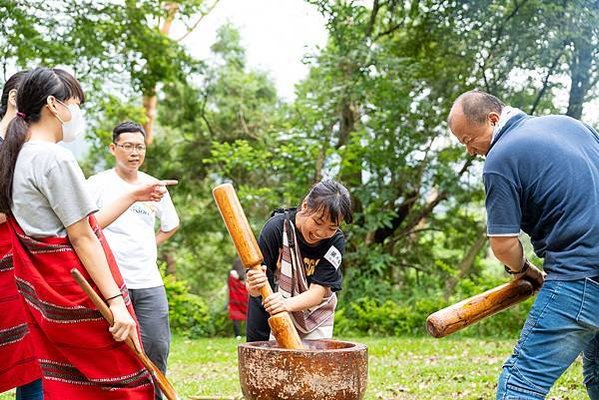 博西家電志工與部落青少年協力完成泰雅傳統打年糕，過程相當歡樂，雙方也從中培養絕佳的默契。