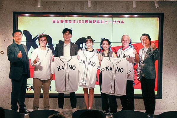 【全體合照1】少爺劇場代表理事越智陽一(左一)、KANO電影製作人魏德聖(左二)、KANO音樂劇演員鍾政均(左三)、演員陳希瑀(正中)、演員江明娟(右三)、KANO音樂劇腳本羽原大介(右二)、