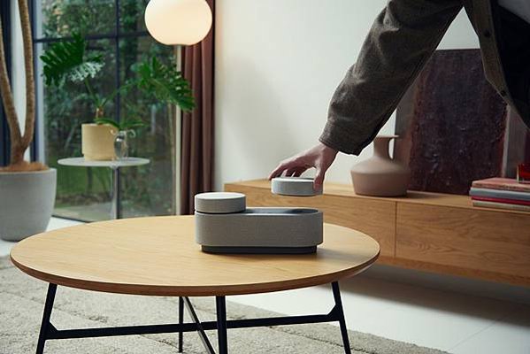 圖 1) Sony 首創HT-AX7隨身劇院組合，不受空間限制隨處打造專屬的震撼音效。