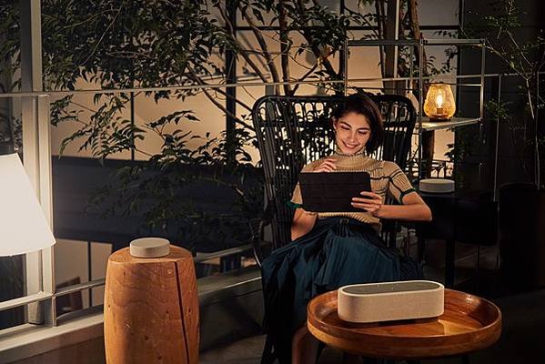 圖 7) Sony HT-AX7隨身劇院組合具備長達30小時的電池續航力，完美滿足一整天專屬的影視饗宴。