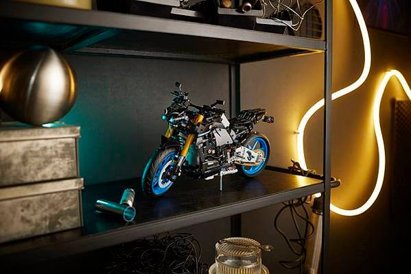 LEGORTECHNIC系列聯手機車品牌YAMAHA，以YAMAHA旗艦車系列 Hyper Naked最強車款MT-10為靈感，展現MT-10 SP的簡約美學設計。