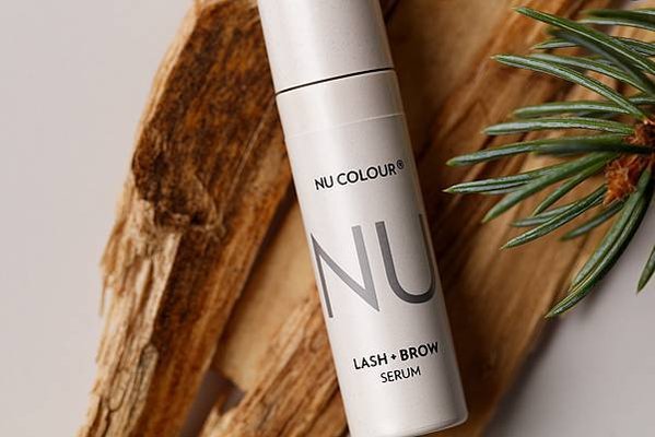 新聞圖片02_「NU COLOUR®眉睫豐盈精華」採用草本萃取精華，透過多重獨家配方，再現濃密與健康的眉睫風采