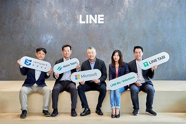 【新聞照片二】圖片左起為碩網資訊股份有限公司總經理 邱仁鈿、臺北捷運公司商業發展處處長 吳俊佑、台灣微軟全球合作夥伴解決方案事業群總經理 陳仲儒、LINE 台灣企業解決方