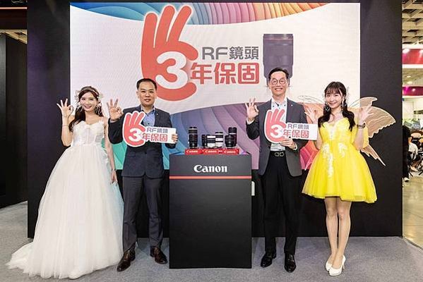 01. 適逢歡慶 EOS R 系統五週年，Canon 消費性產品事業群副總 高耀聰 (中右) 特別在開展當日正式宣布令人興奮的重磅好消息，即日起在台灣針對「RF 系列鏡頭提供三年保固服務」。