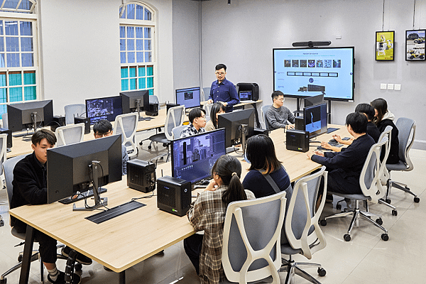 【新聞照片一】NVIDIA Studio X永續.創新.智慧教室透過強大的 GPU 繪圖運算效能，及創作者專用的 NVIDIA Omniverse™ 協作平台，助成大師生加快創意和協作的工作流程。